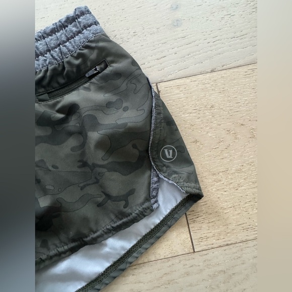 Vuori Clementine Shorts Mid Rise 2" Inseam Camo with Liner Size S - Picture 6 of 8